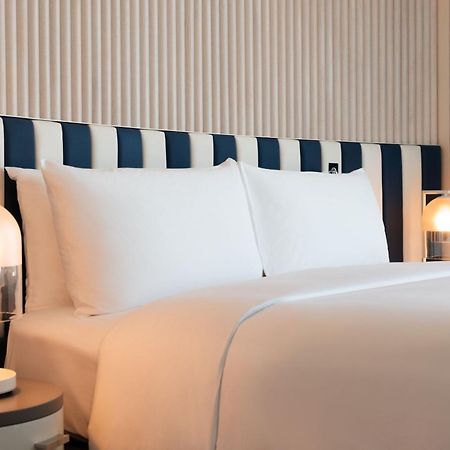 W Sydney Hotel ภายนอก รูปภาพ A bed with a headboard
