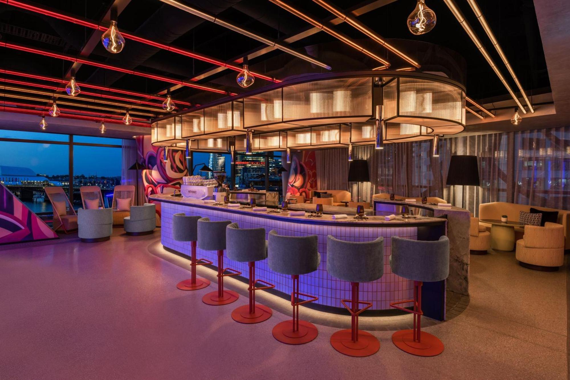 W Sydney Hotel ภายนอก รูปภาพ The bar at the 101 Skybar