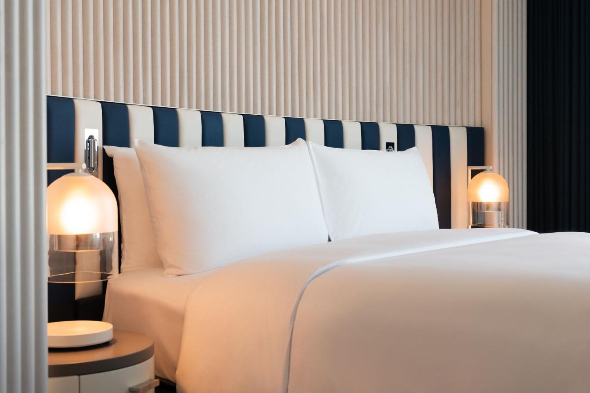 W Sydney Hotel ภายนอก รูปภาพ A bed with a headboard